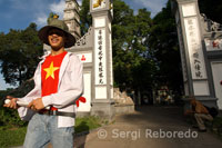 Puerta de entrada al Templo de Ngoc Son (montaña de Jade) en el lago Hoan Kiem. Barrio Antiguo de Hanoi. 